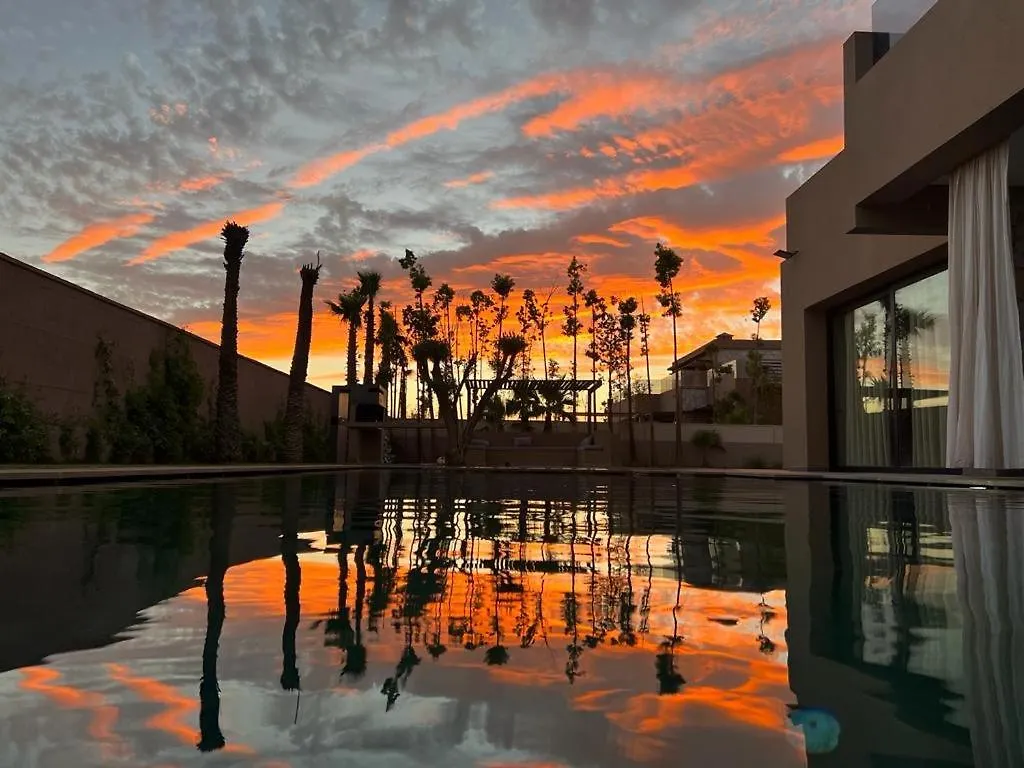 Villa In Marrakech - 5 Suites, Heated Pool, Jacuzzi, Transportation, Volleyball & Padle Court, Complimentary Breakfast Marrakesh