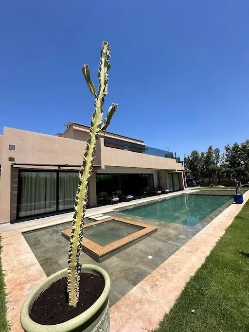 Villa In Marrakech - 5 Suites, Heated Pool, Jacuzzi, Transportation, Volleyball & Padle Court, Complimentary Breakfast Marrakesh